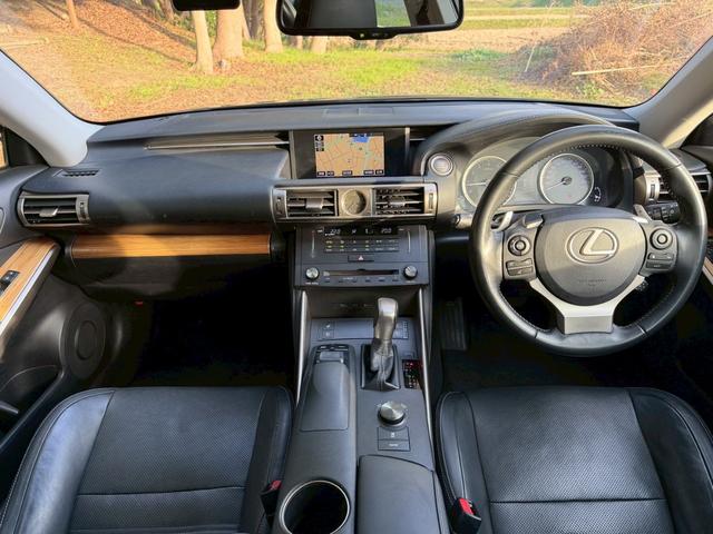 ＩＳ ＩＳ２５０　バージョンＬ　純正ナビ　本革シート　衝突軽減ブレーキ　レーダークルーズ　コーナーセンサー　シートヒーター＆クーラー　パワーシート　ドラレコ　リアサンシェード　バックカメラ　ＥＴＣ　デイライト（5枚目）