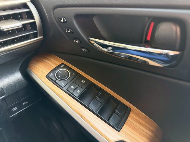 ＩＳ ＩＳ２５０　バージョンＬ　純正ナビ　本革シート　衝突軽減ブレーキ　レーダークルーズ　コーナーセンサー　シートヒーター＆クーラー　パワーシート　ドラレコ　リアサンシェード　バックカメラ　ＥＴＣ　デイライト（17枚目）