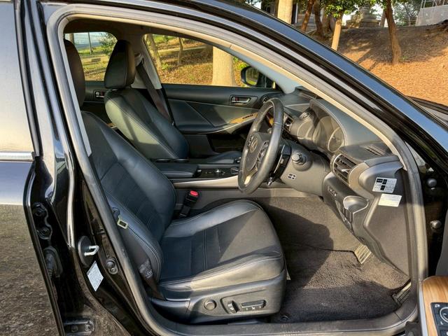 ＩＳ ＩＳ２５０　バージョンＬ　純正ナビ　本革シート　衝突軽減ブレーキ　レーダークルーズ　コーナーセンサー　シートヒーター＆クーラー　パワーシート　ドラレコ　リアサンシェード　バックカメラ　ＥＴＣ　デイライト（20枚目）