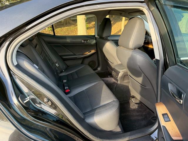 ＩＳ ＩＳ２５０　バージョンＬ　純正ナビ　本革シート　衝突軽減ブレーキ　レーダークルーズ　コーナーセンサー　シートヒーター＆クーラー　パワーシート　ドラレコ　リアサンシェード　バックカメラ　ＥＴＣ　デイライト（22枚目）