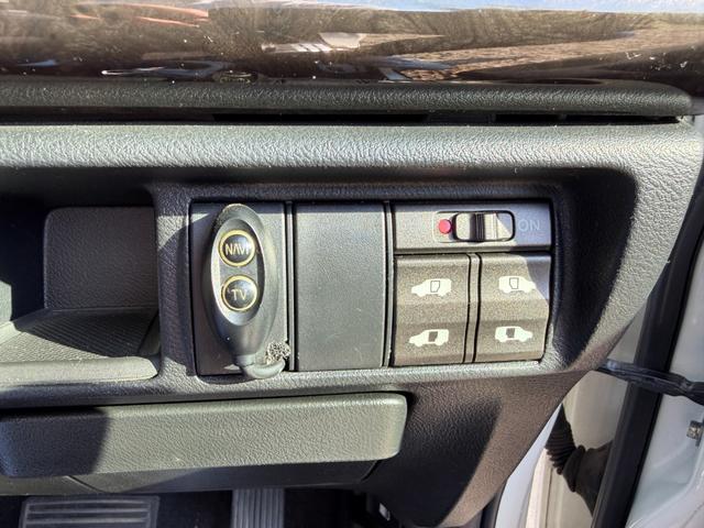 エリシオン ＧエアロＨＤＤナビスペシャルパッケージ　純正ナビ　純正後席モニター　両側電動スライド　バックカメラ　スマートキー　ＥＴＣ　リアエアコン　左右独立エアコン　ナビキャンセラー　ＨＩＤヘッドライト（12枚目）