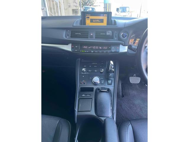 ＣＴ ＣＴ２００ｈ　バージョンＬ　クリアランスソナー　オートクルーズコントロール　アルミホイール　ヘッドライトウォッシャー　パワーシート　革シート　スマートキー　電動格納ミラー　シートヒーター　ＣＶＴ　盗難防止システム　衝突安全ボディ（4枚目）