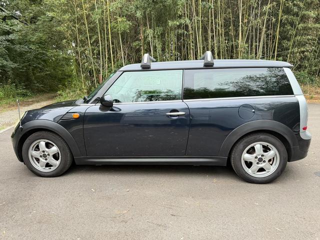 ＭＩＮＩ クーパー　クラブマン　クーパー　クラブマン／記録簿／走行距離６８０００ｋｍ／車検：１年間付／プッシュスタート／革巻きステアリング／純正ＣＤプレイアー／ＥＴＣ／観音バックドア／１５インチ純正アルミホイール（5枚目）