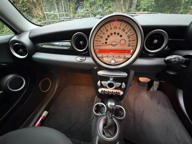 ＭＩＮＩ クーパー　クラブマン　クーパー　クラブマン／記録簿／走行距離６８０００ｋｍ／車検：１年間付／プッシュスタート／革巻きステアリング／純正ＣＤプレイアー／ＥＴＣ／観音バックドア／１５インチ純正アルミホイール（11枚目）