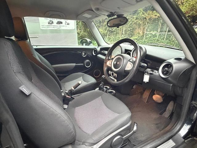 ＭＩＮＩ クーパー　クラブマン　クーパー　クラブマン／記録簿／走行距離６８０００ｋｍ／車検：１年間付／プッシュスタート／革巻きステアリング／純正ＣＤプレイアー／ＥＴＣ／観音バックドア／１５インチ純正アルミホイール（13枚目）