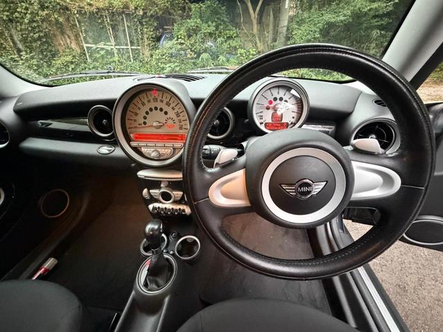 ＭＩＮＩ クーパー　クラブマン　クーパー　クラブマン／記録簿／走行距離６８０００ｋｍ／車検：１年間付／プッシュスタート／革巻きステアリング／純正ＣＤプレイアー／ＥＴＣ／観音バックドア／１５インチ純正アルミホイール（15枚目）