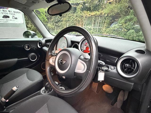 ＭＩＮＩ クーパー　クラブマン　クーパー　クラブマン／記録簿／走行距離６８０００ｋｍ／車検：１年間付／プッシュスタート／革巻きステアリング／純正ＣＤプレイアー／ＥＴＣ／観音バックドア／１５インチ純正アルミホイール（17枚目）