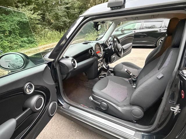 ＭＩＮＩ クーパー　クラブマン　クーパー　クラブマン／記録簿／走行距離６８０００ｋｍ／車検：１年間付／プッシュスタート／革巻きステアリング／純正ＣＤプレイアー／ＥＴＣ／観音バックドア／１５インチ純正アルミホイール（18枚目）