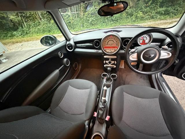 ＭＩＮＩ クーパー　クラブマン　クーパー　クラブマン／記録簿／走行距離６８０００ｋｍ／車検：１年間付／プッシュスタート／革巻きステアリング／純正ＣＤプレイアー／ＥＴＣ／観音バックドア／１５インチ純正アルミホイール（22枚目）