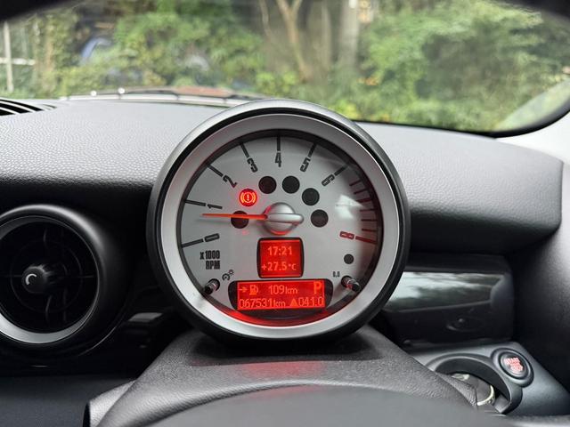 ＭＩＮＩ クーパー　クラブマン　クーパー　クラブマン／記録簿／走行距離６８０００ｋｍ／車検：１年間付／プッシュスタート／革巻きステアリング／純正ＣＤプレイアー／ＥＴＣ／観音バックドア／１５インチ純正アルミホイール（23枚目）