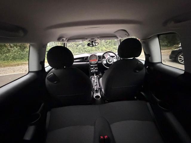 ＭＩＮＩ クーパー　クラブマン　クーパー　クラブマン／記録簿／走行距離６８０００ｋｍ／車検：１年間付／プッシュスタート／革巻きステアリング／純正ＣＤプレイアー／ＥＴＣ／観音バックドア／１５インチ純正アルミホイール（24枚目）