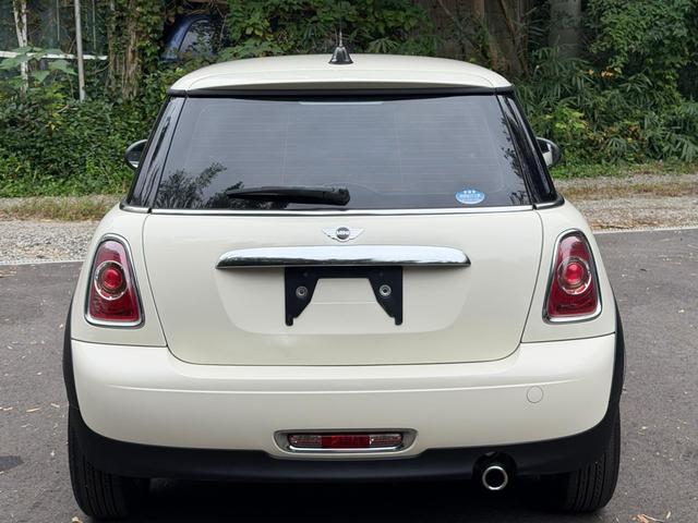MINI ワン ワン 正規輸入車 1600cc FAT 2WD ホワイト850 エアコン パワーステアリング パワーウィンドウ ABS エアバッグ(運転席/助手席) 盗難防止システム 走行68,000km(3枚目)