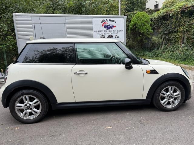 MINI ワン ワン 正規輸入車 1600cc FAT 2WD ホワイト850 エアコン パワーステアリング パワーウィンドウ ABS エアバッグ(運転席/助手席) 盗難防止システム 走行68,000km(4枚目)