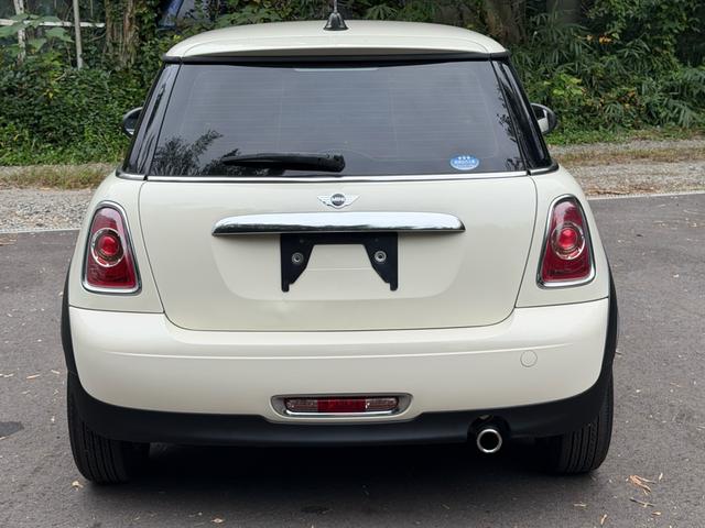 MINI ワン ワン 正規輸入車 1600cc FAT 2WD ホワイト850 エアコン パワーステアリング パワーウィンドウ ABS エアバッグ(運転席/助手席) 盗難防止システム 走行68,000km(8枚目)