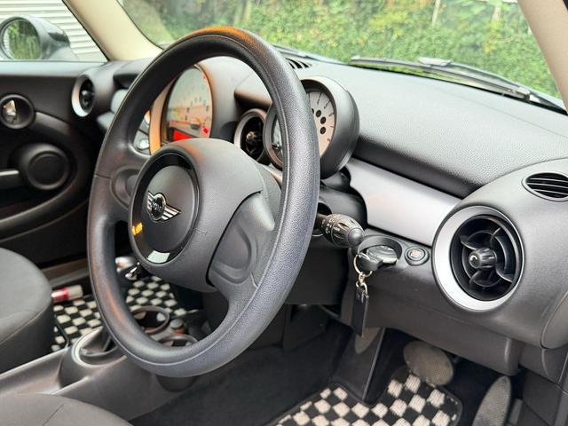 MINI ワン ワン 正規輸入車 1600cc FAT 2WD ホワイト850 エアコン パワーステアリング パワーウィンドウ ABS エアバッグ(運転席/助手席) 盗難防止システム 走行68,000km(15枚目)