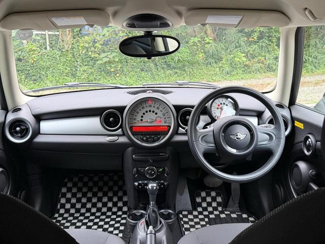 MINI ワン ワン 正規輸入車 1600cc FAT 2WD ホワイト850 エアコン パワーステアリング パワーウィンドウ ABS エアバッグ(運転席/助手席) 盗難防止システム 走行68,000km(25枚目)