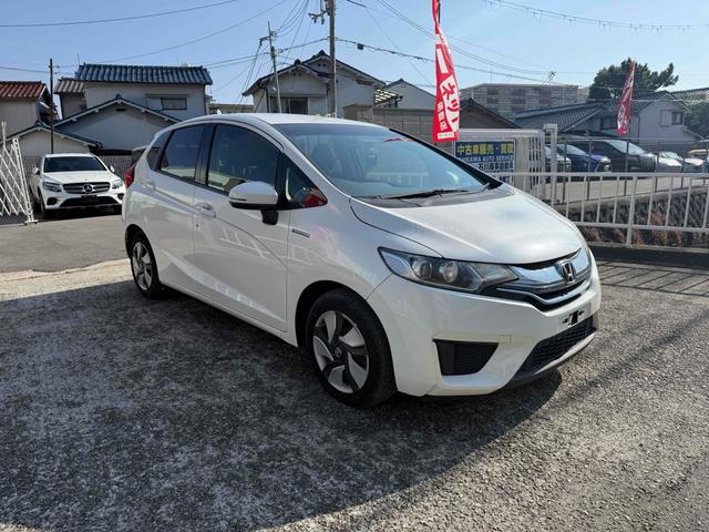 フィットハイブリッド Ｌパッケージ　ハイブリッド　ＥＴＣ　バックカメラ　ナビ　ＴＶ　オートクルーズコントロール　オートライト　スマートキー　電動格納ミラー　ＡＴ　ＣＤ　ＵＳＢ　ＥＳＣ　エアコン　パワーステアリング　パワーウィンドウ（2枚目）