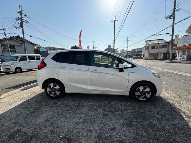 フィットハイブリッド Ｌパッケージ　ハイブリッド　ＥＴＣ　バックカメラ　ナビ　ＴＶ　オートクルーズコントロール　オートライト　スマートキー　電動格納ミラー　ＡＴ　ＣＤ　ＵＳＢ　ＥＳＣ　エアコン　パワーステアリング　パワーウィンドウ（3枚目）