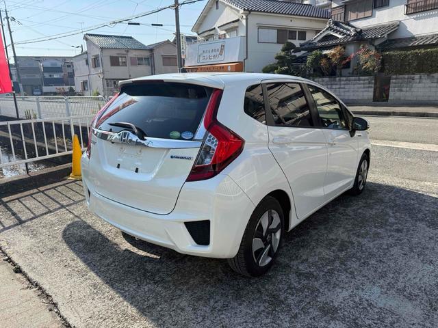 フィットハイブリッド Ｌパッケージ　ハイブリッド　ＥＴＣ　バックカメラ　ナビ　ＴＶ　オートクルーズコントロール　オートライト　スマートキー　電動格納ミラー　ＡＴ　ＣＤ　ＵＳＢ　ＥＳＣ　エアコン　パワーステアリング　パワーウィンドウ（5枚目）