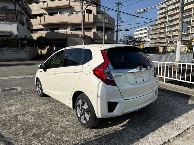 フィットハイブリッド Ｌパッケージ　ハイブリッド　ＥＴＣ　バックカメラ　ナビ　ＴＶ　オートクルーズコントロール　オートライト　スマートキー　電動格納ミラー　ＡＴ　ＣＤ　ＵＳＢ　ＥＳＣ　エアコン　パワーステアリング　パワーウィンドウ（6枚目）