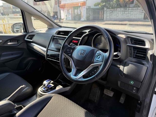 フィットハイブリッド Ｌパッケージ　ハイブリッド　ＥＴＣ　バックカメラ　ナビ　ＴＶ　オートクルーズコントロール　オートライト　スマートキー　電動格納ミラー　ＡＴ　ＣＤ　ＵＳＢ　ＥＳＣ　エアコン　パワーステアリング　パワーウィンドウ（11枚目）