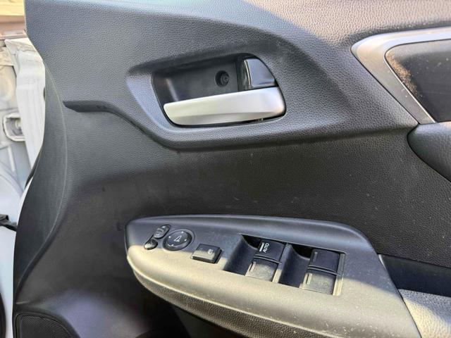 フィットハイブリッド Ｌパッケージ　ハイブリッド　ＥＴＣ　バックカメラ　ナビ　ＴＶ　オートクルーズコントロール　オートライト　スマートキー　電動格納ミラー　ＡＴ　ＣＤ　ＵＳＢ　ＥＳＣ　エアコン　パワーステアリング　パワーウィンドウ（22枚目）