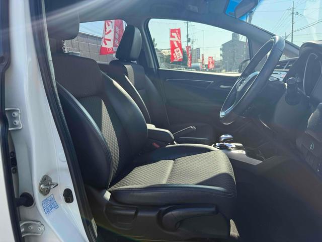 フィットハイブリッド Ｌパッケージ　ハイブリッド　ＥＴＣ　バックカメラ　ナビ　ＴＶ　オートクルーズコントロール　オートライト　スマートキー　電動格納ミラー　ＡＴ　ＣＤ　ＵＳＢ　ＥＳＣ　エアコン　パワーステアリング　パワーウィンドウ（23枚目）