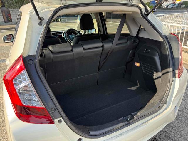 フィットハイブリッド Ｌパッケージ　ハイブリッド　ＥＴＣ　バックカメラ　ナビ　ＴＶ　オートクルーズコントロール　オートライト　スマートキー　電動格納ミラー　ＡＴ　ＣＤ　ＵＳＢ　ＥＳＣ　エアコン　パワーステアリング　パワーウィンドウ（27枚目）