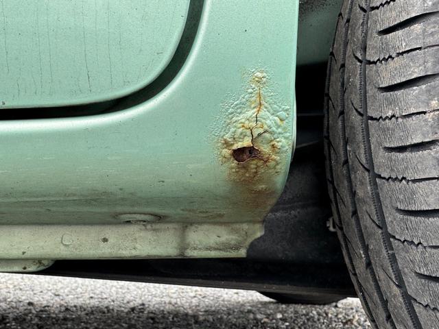 左右ステップにサビがあります。下回りやフレーム部分に目立つ大きなサビはありません。