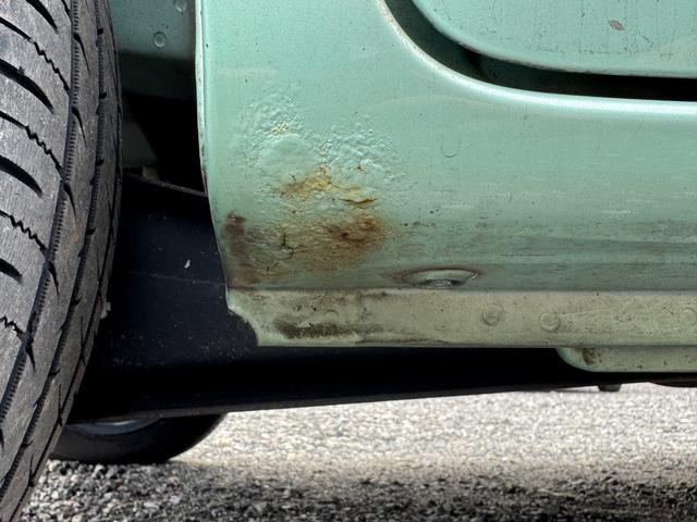 左右ステップにサビがあります。下回りやフレーム部分に目立つ大きなサビはありません。