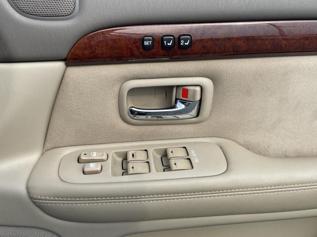 プログレ ＮＣ２５０　プライムセレクション　純正ナビ／フロントカメラ／バックカメラ／ＥＴＣ／キーレスキー×２個／パワーシート／オートクルーズ／ＨＩＤ／ウッドコンビハンドル／アルミホイール／電動コーナーポール／禁煙車／修復歴無し／車検整備付き（9枚目）