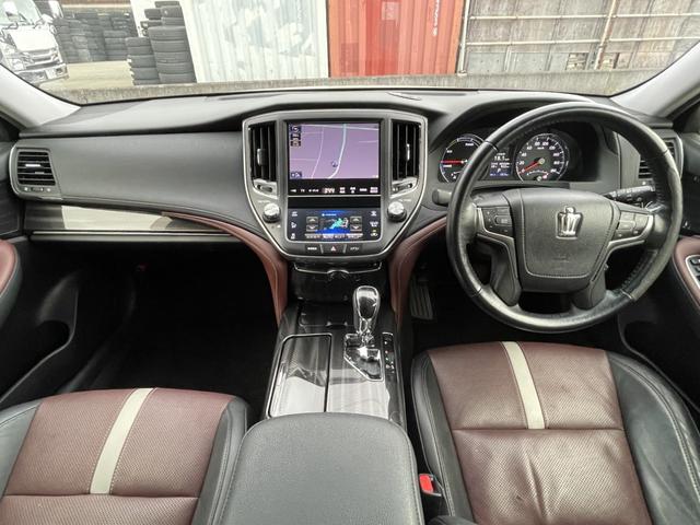 クラウンハイブリッド アスリートＳ　ブラックスタイル　ＴＲＤエアロ／革シート／純正ナビ・フルセグ／ＤＶＤ再生／バックカメラ／ＥＴＣ／スマートキー×２個／トランクイージークローザー／禁煙車／エアシート・シートヒーター／車検９年８月／ＴＶキット／１８アルミ（2枚目）