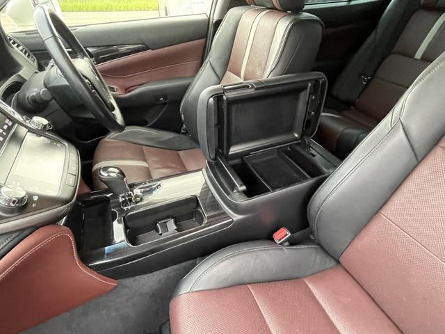 クラウンハイブリッド アスリートＳ　ブラックスタイル　ＴＲＤエアロ／革シート／純正ナビ・フルセグ／ＤＶＤ再生／バックカメラ／ＥＴＣ／スマートキー×２個／トランクイージークローザー／禁煙車／エアシート・シートヒーター／車検９年８月／ＴＶキット／１８アルミ（12枚目）