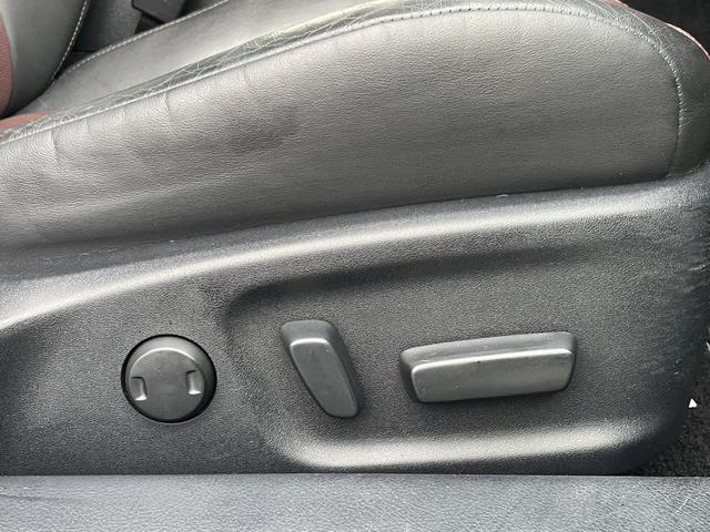 クラウンハイブリッド アスリートＳ　ブラックスタイル　ＴＲＤエアロ／革シート／純正ナビ・フルセグ／ＤＶＤ再生／バックカメラ／ＥＴＣ／スマートキー×２個／トランクイージークローザー／禁煙車／エアシート・シートヒーター／車検９年８月／ＴＶキット／１８アルミ（17枚目）