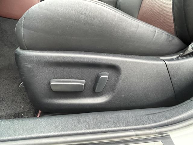 クラウンハイブリッド アスリートＳ　ブラックスタイル　ＴＲＤエアロ／革シート／純正ナビ・フルセグ／ＤＶＤ再生／バックカメラ／ＥＴＣ／スマートキー×２個／トランクイージークローザー／禁煙車／エアシート・シートヒーター／車検９年８月／ＴＶキット／１８アルミ（47枚目）