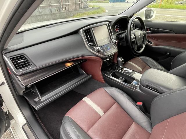 クラウンハイブリッド アスリートＳ　ブラックスタイル　ＴＲＤエアロ／革シート／純正ナビ・フルセグ／ＤＶＤ再生／バックカメラ／ＥＴＣ／スマートキー×２個／トランクイージークローザー／禁煙車／エアシート・シートヒーター／車検９年８月／ＴＶキット／１８アルミ（49枚目）