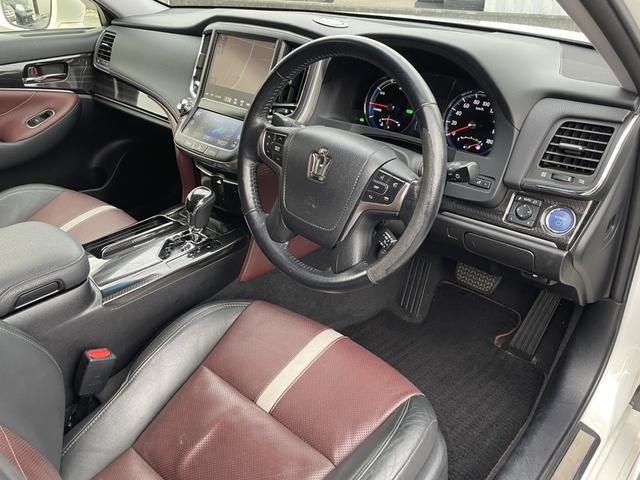 クラウンハイブリッド アスリートＳ　ブラックスタイル　ＴＲＤエアロ／革シート／純正ナビ・フルセグ／ＤＶＤ再生／バックカメラ／ＥＴＣ／スマートキー×２個／トランクイージークローザー／禁煙車／エアシート・シートヒーター／車検９年８月／ＴＶキット／１８アルミ（56枚目）