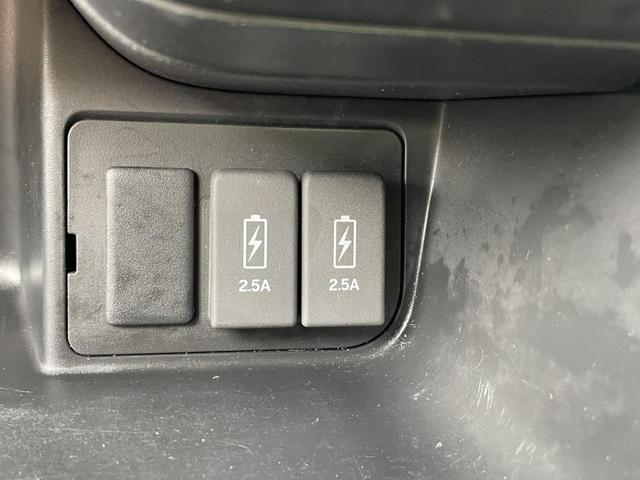 ����Ȃ̑O�ɃX�}�z�Ȃǂ̏[�d�p�t�r�a���Q������܂��B