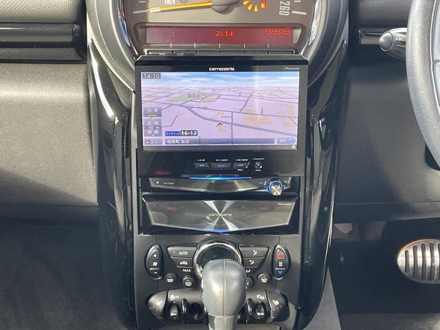 ＭＩＮＩ クーパーＳＤ　クロスオーバー　革シート／社外フルセグナビ／バックカメラ／ＥＴＣ／キセノン／ワンオーナー／整備記録簿／保証書／取説／禁煙車／１７アルミ／キーレス×２個／シートヒーター／検査令和８年９月／ディーゼルターボ／修復歴無し（4枚目）