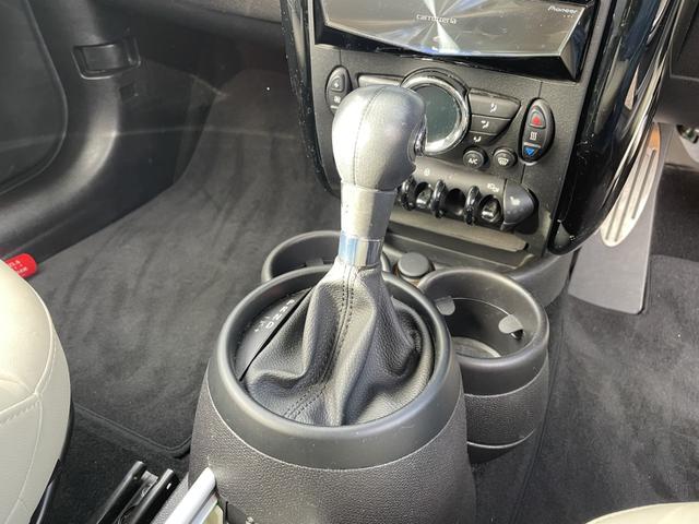 ＭＩＮＩ クーパーＳＤ　クロスオーバー　革シート／社外フルセグナビ／バックカメラ／ＥＴＣ／キセノン／ワンオーナー／整備記録簿／保証書／取説／禁煙車／１７アルミ／キーレス×２個／シートヒーター／検査令和８年９月／ディーゼルターボ／修復歴無し（17枚目）