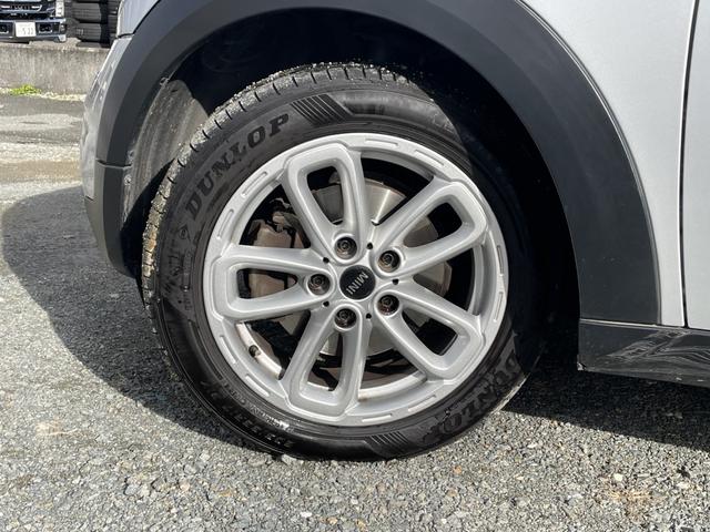 ＭＩＮＩ クーパーＳＤ　クロスオーバー　革シート／社外フルセグナビ／バックカメラ／ＥＴＣ／キセノン／ワンオーナー／整備記録簿／保証書／取説／禁煙車／１７アルミ／キーレス×２個／シートヒーター／検査令和８年９月／ディーゼルターボ／修復歴無し（28枚目）