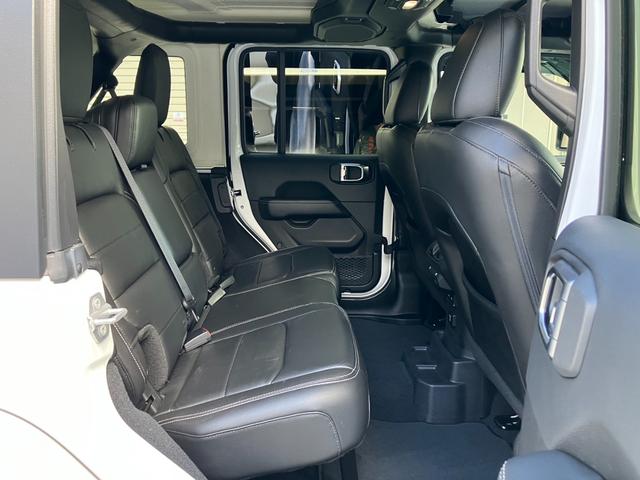 ジープ・ラングラーアンリミテッド アンリミテッドサハラ 3.6L 4WD 左ハンドル 新車並行 KMC20インチ 2024グリル 5cmオーパーフェンダー 37インチGLADIATORタイヤ リフトアップ BESTOPサンライダー FLOWMASTERマフラー USテール(25枚目)