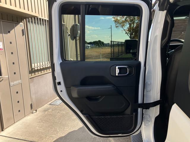 ジープ・ラングラーアンリミテッド アンリミテッドサハラ 3.6L 4WD 左ハンドル 新車並行 KMC20インチ 2024グリル 5cmオーパーフェンダー 37インチGLADIATORタイヤ リフトアップ BESTOPサンライダー FLOWMASTERマフラー USテール(30枚目)