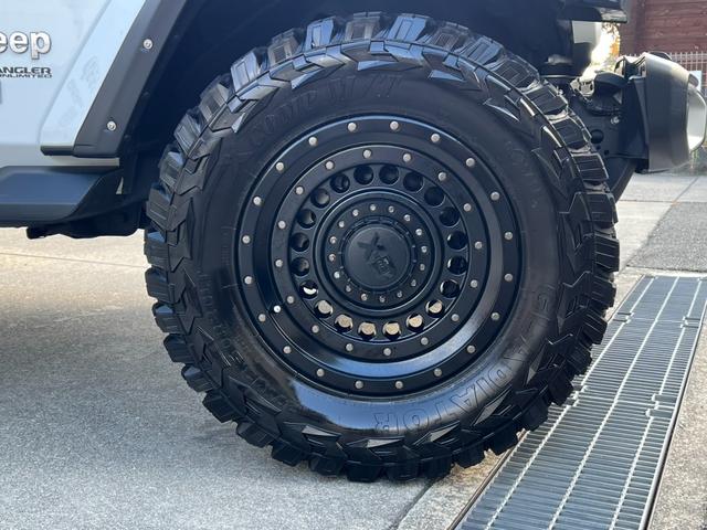 ジープ・ラングラーアンリミテッド アンリミテッドサハラ 3.6L 4WD 左ハンドル 新車並行 KMC20インチ 2024グリル 5cmオーパーフェンダー 37インチGLADIATORタイヤ リフトアップ BESTOPサンライダー FLOWMASTERマフラー USテール(43枚目)