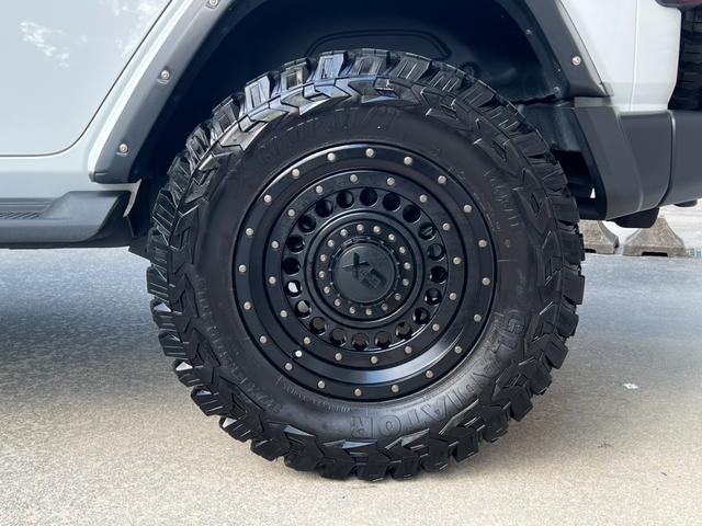 ジープ・ラングラーアンリミテッド アンリミテッドサハラ 3.6L 4WD 左ハンドル 新車並行 KMC20インチ 2024グリル 5cmオーパーフェンダー 37インチGLADIATORタイヤ リフトアップ BESTOPサンライダー FLOWMASTERマフラー USテール(45枚目)