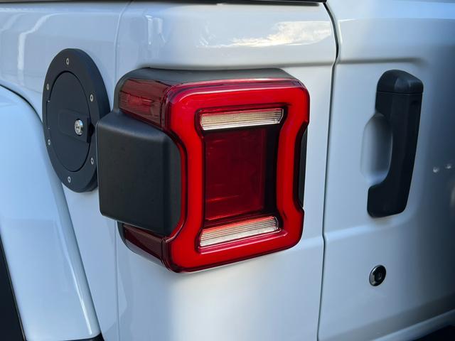 ジープ・ラングラーアンリミテッド アンリミテッドサハラ 3.6L 4WD 左ハンドル 新車並行 KMC20インチ 2024グリル 5cmオーパーフェンダー 37インチGLADIATORタイヤ リフトアップ BESTOPサンライダー FLOWMASTERマフラー USテール(61枚目)