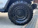 アンリミテッドサハラ 3.6L 4WD 左ハンドル 新車並行 KMC20インチ 2024グリル 5cmオーパーフェンダー 37インチGLADIATORタイヤ リフトアップ BESTOPサンライダー FLOWMASTERマフラー USテール(43枚目)