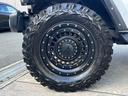 アンリミテッドサハラ 3.6L 4WD 左ハンドル 新車並行 KMC20インチ 2024グリル 5cmオーパーフェンダー 37インチGLADIATORタイヤ リフトアップ BESTOPサンライダー FLOWMASTERマフラー USテール(44枚目)