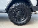 アンリミテッドサハラ 3.6L 4WD 左ハンドル 新車並行 KMC20インチ 2024グリル 5cmオーパーフェンダー 37インチGLADIATORタイヤ リフトアップ BESTOPサンライダー FLOWMASTERマフラー USテール(45枚目)