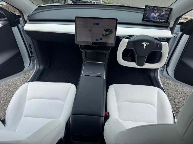 モデルY RWD 20インチAW オートパイロット ホワイトインテリア 白レザーシート 360°カメラ パノラマガラスルーフ オートパイロット オートトランク パワーシート ヒートポンプ FRコーナーセンサー ETC(4枚目)